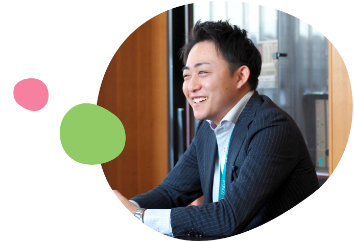 お客様宅を訪問し、笑顔で話すH.Rさん