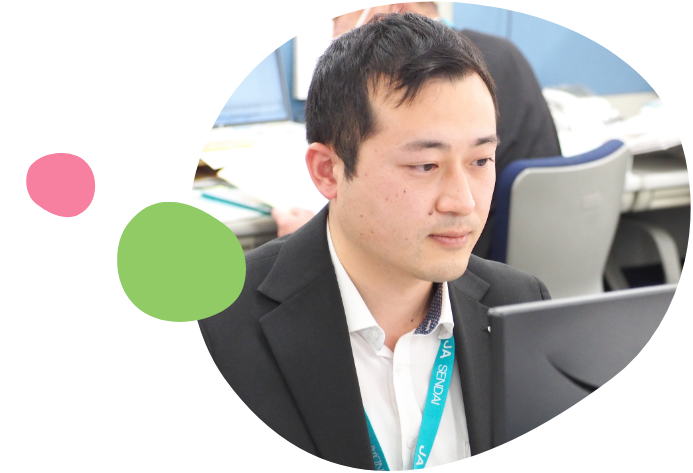 デスクで資料を確認しながら業務にあたるW.Yさん